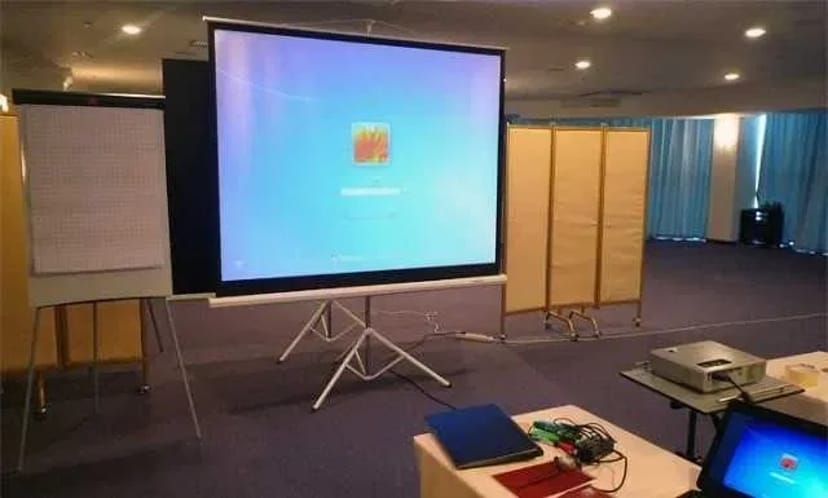 Короткофокусний проектор