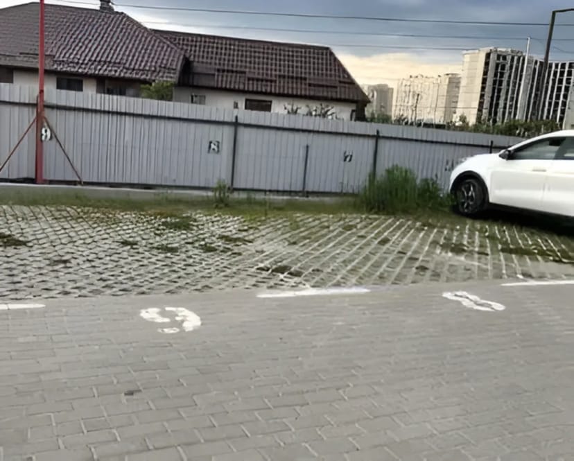 Зручне паркомісце в закритому ЖК !