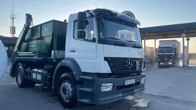 Сміттєвоз Mercedes-Benz для вивозу сміття та відходів