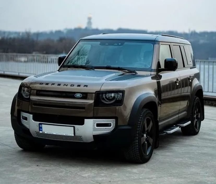 129 Позашляховик Land Rover Defender без водія на зйомки