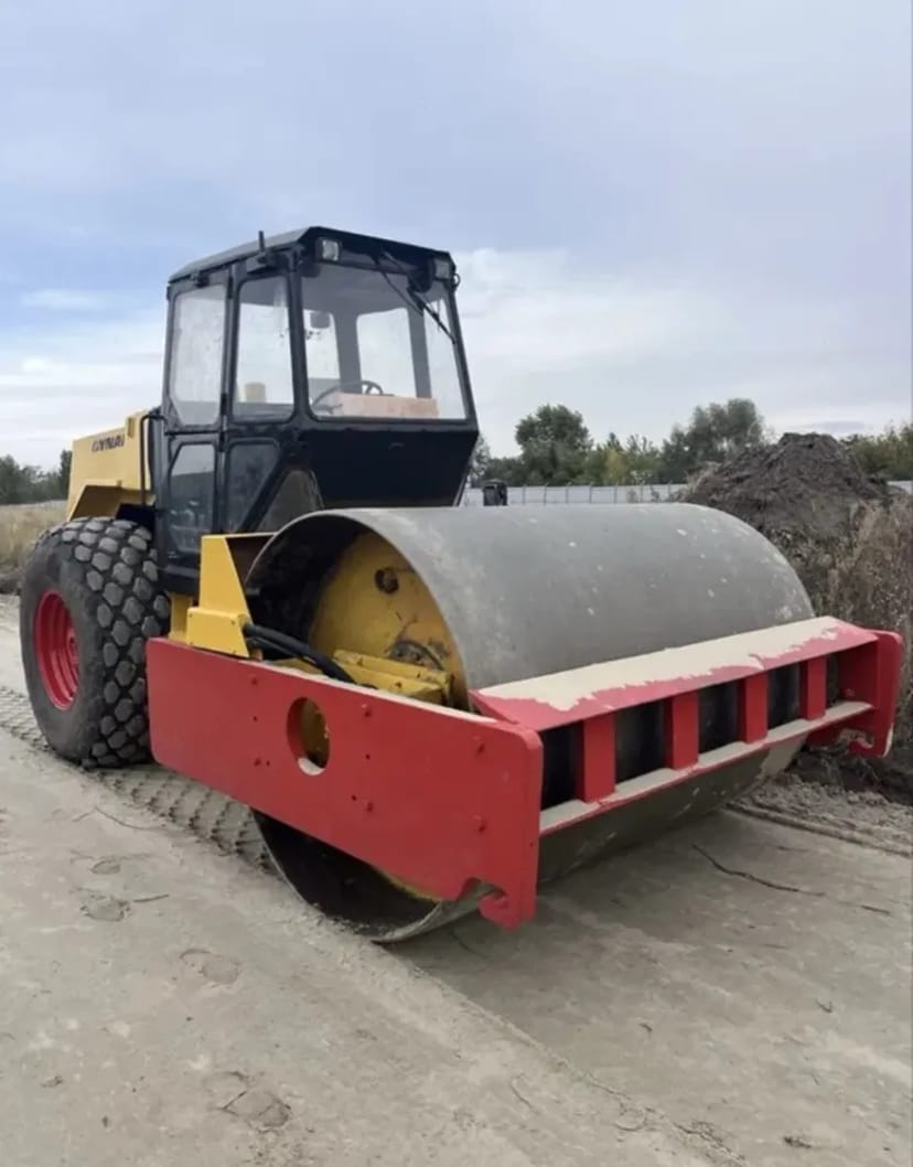 Вібраційний дорожній коток Dynapac CA30D.