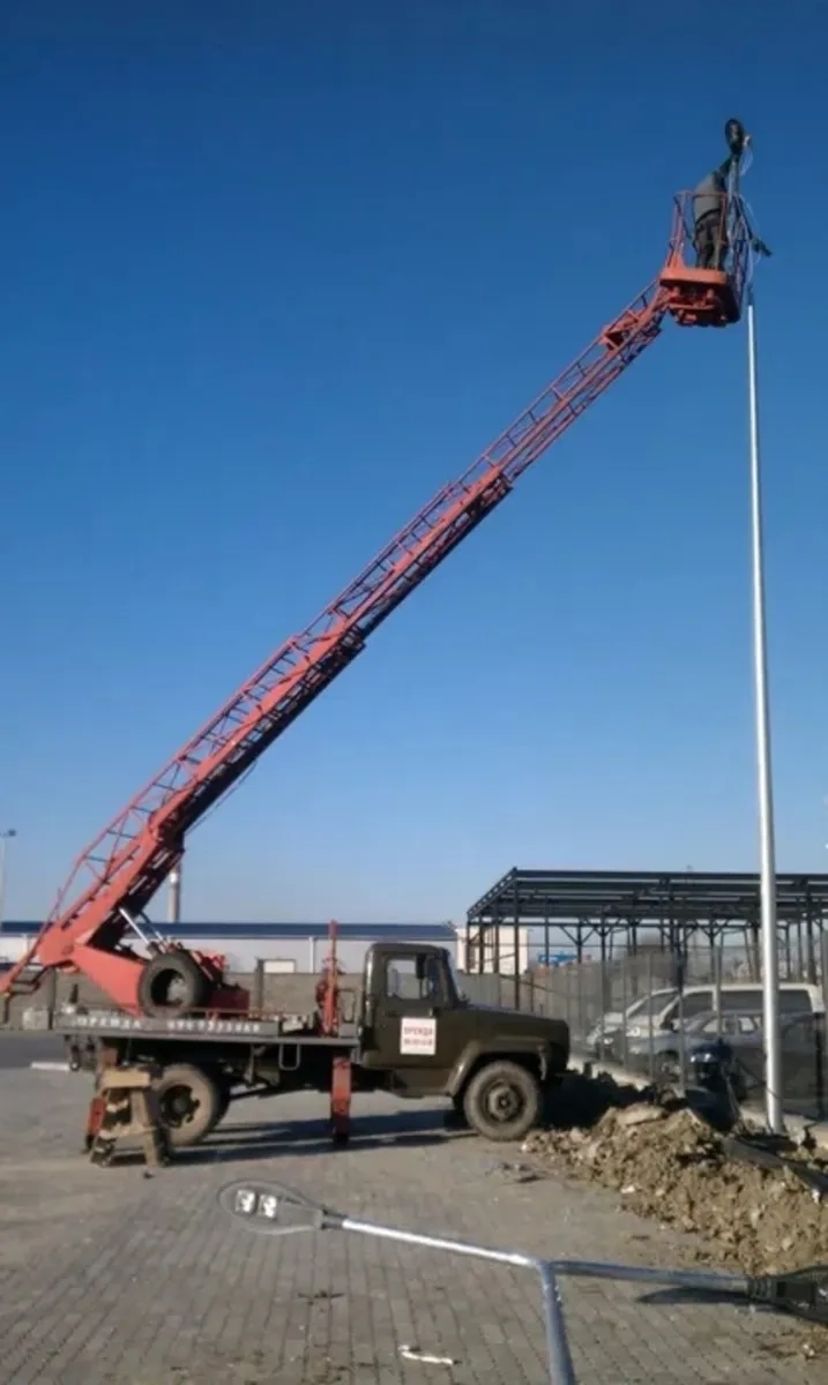 Автовишка, для проведення робіт на висоті.