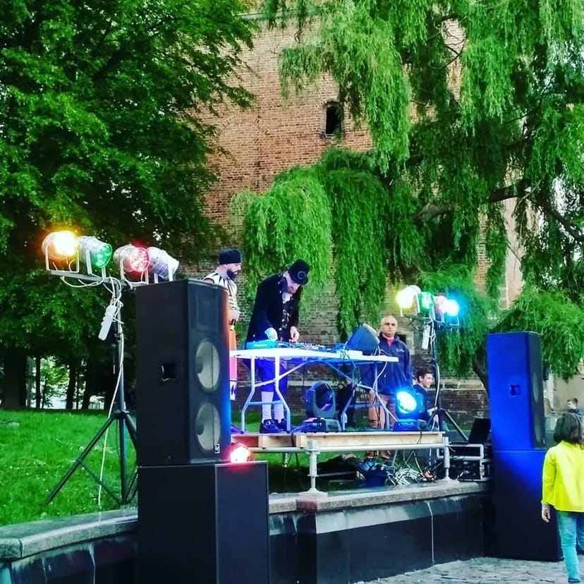 Сцена, світло, звук, металеві конструкції