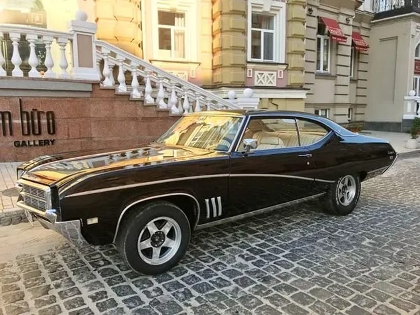 212 Ретро авто на зйомки фотосесії Buick Skylark Custom