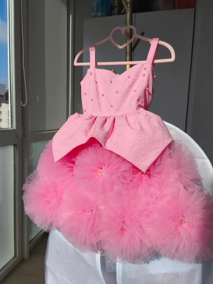 Трендова сукня з квітами ручної роботи