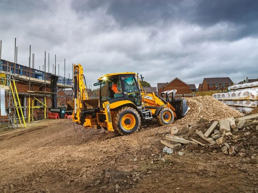 Екскаватор-навантажувач JCB ЗСХ з навісним обладнанням гідромолотом