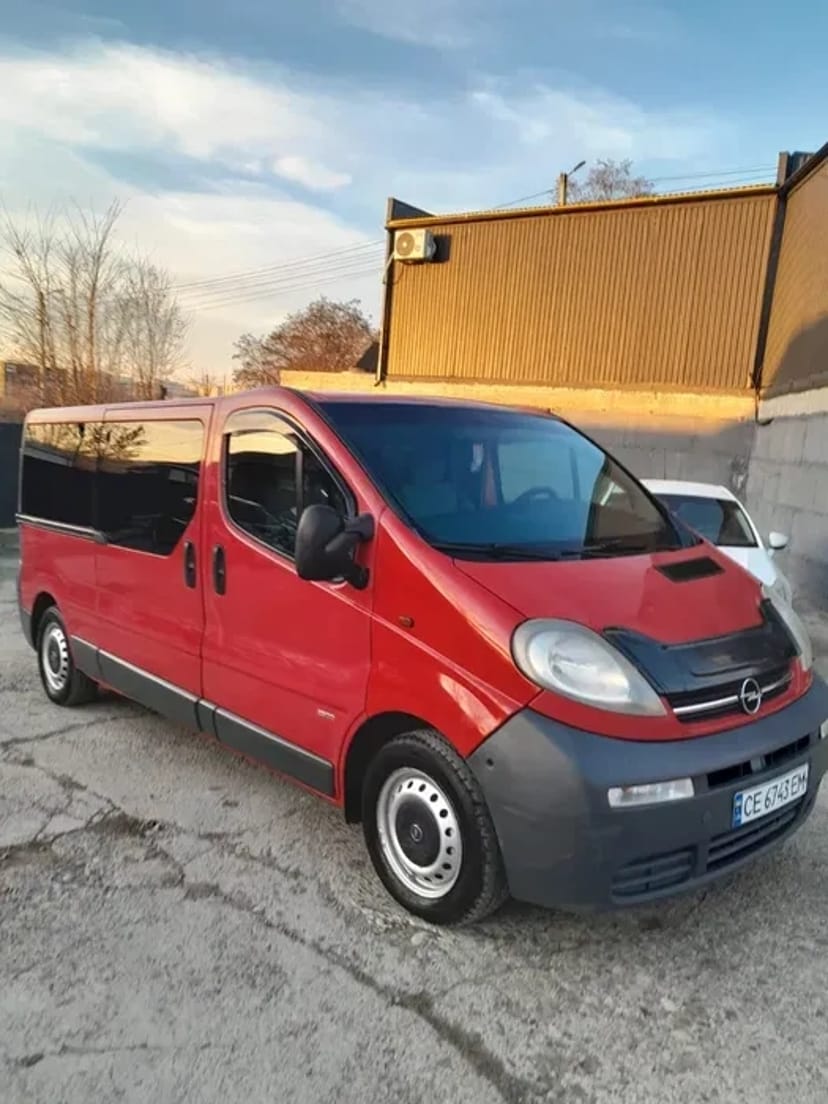 Бус Opel Vivaro