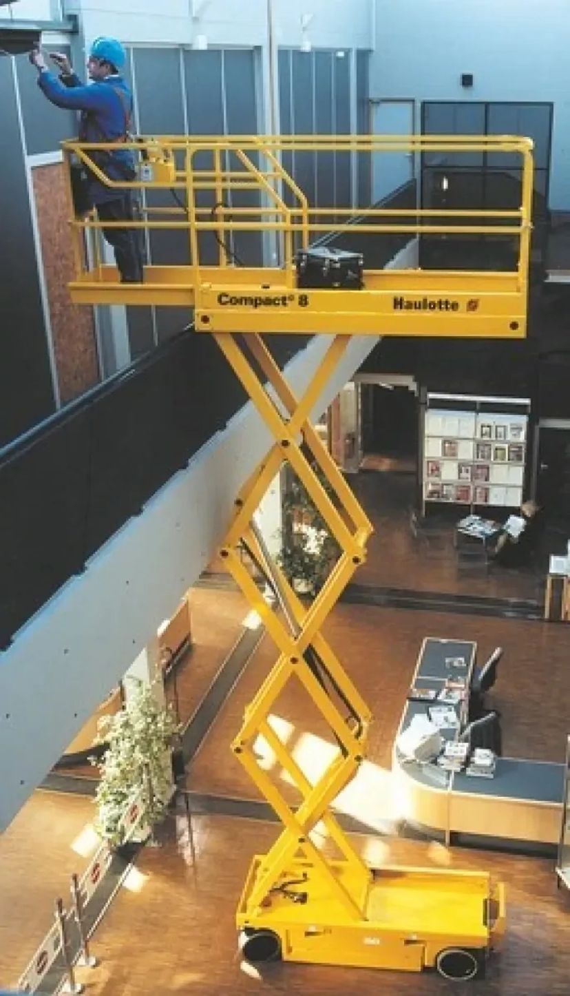 Підйомник ножичний акумуляторний Compact 8