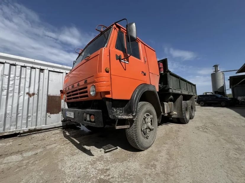 Камаз з водієм