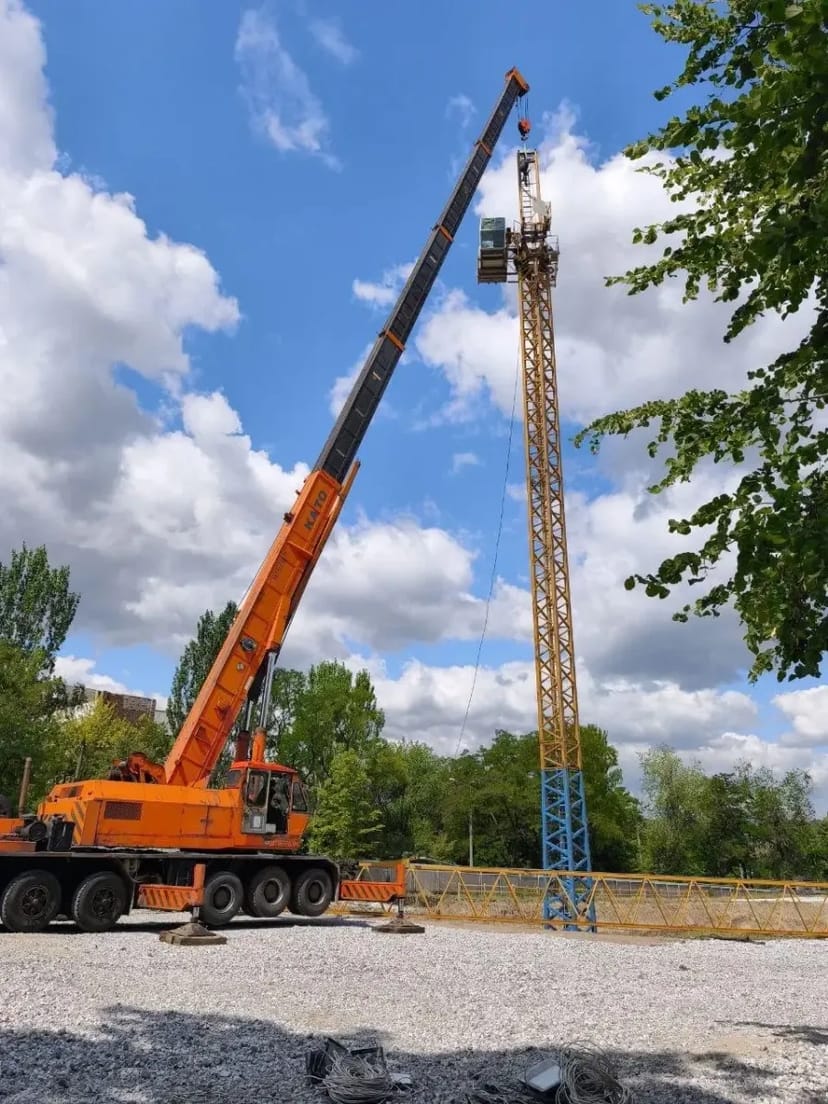 Кран японської компанії KATO з багатосекційною телескопічною стрілою