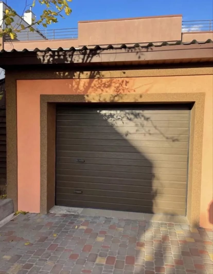 Просторий гараж — позашляховик заїжджає вільно!