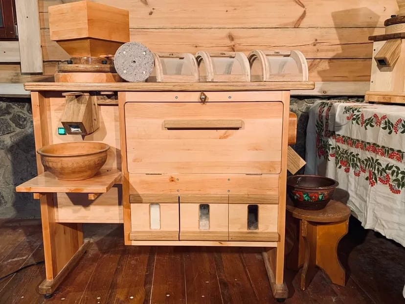 Жорна милина, жорна млин. Деревина дуб, ольха. Жорна кам'яні, природні.