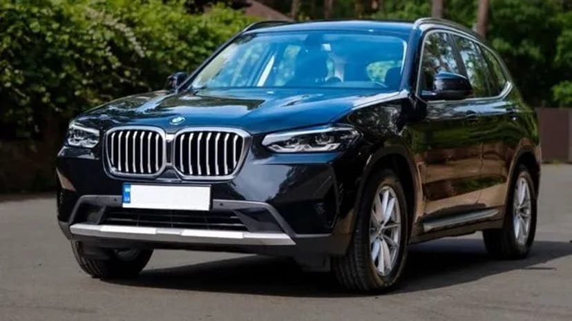 036 BMW X3 чорний позашляховик без водія