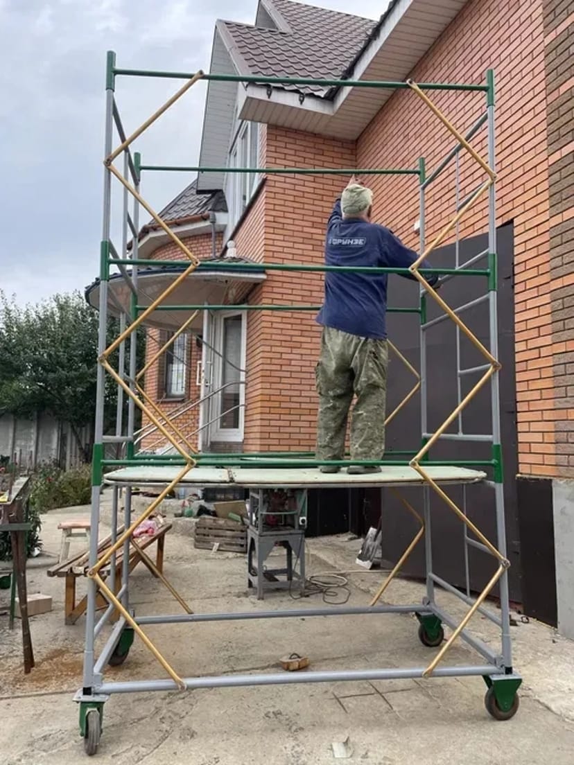 Будівельні риштування-вишка