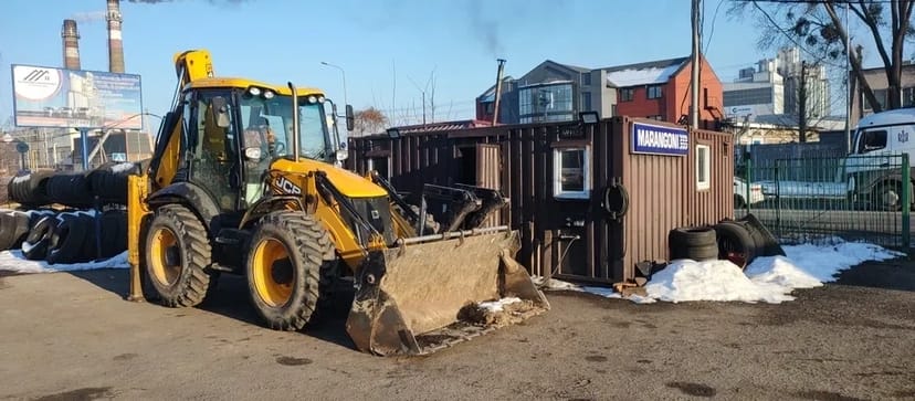 Шиномонтаж легкових автомобілів, вантажівок та TIR — професійне встановлення, балансування і ремонт шин будь-якої складності.