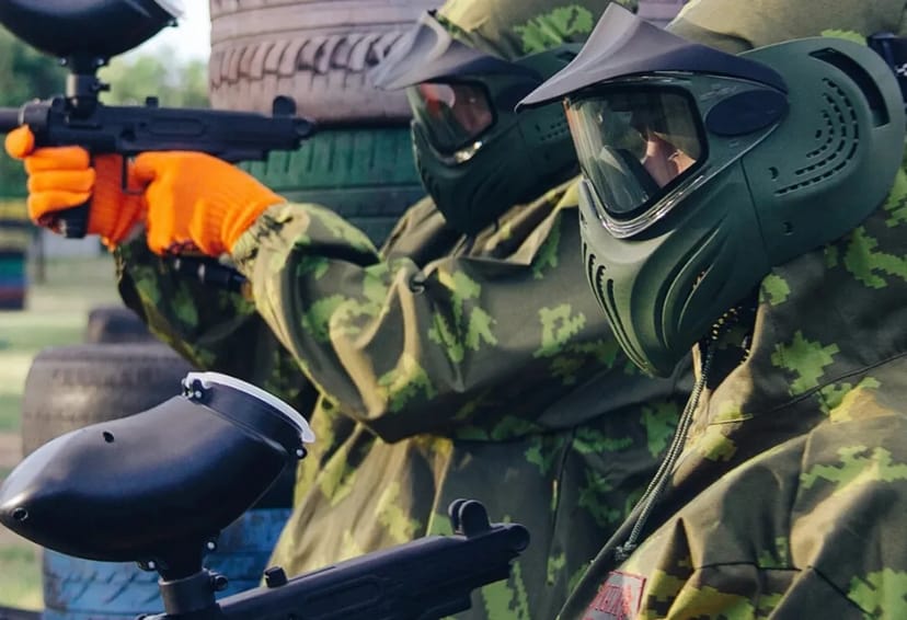 Гра в пейнтбол для дітей під наглядом інструкторів