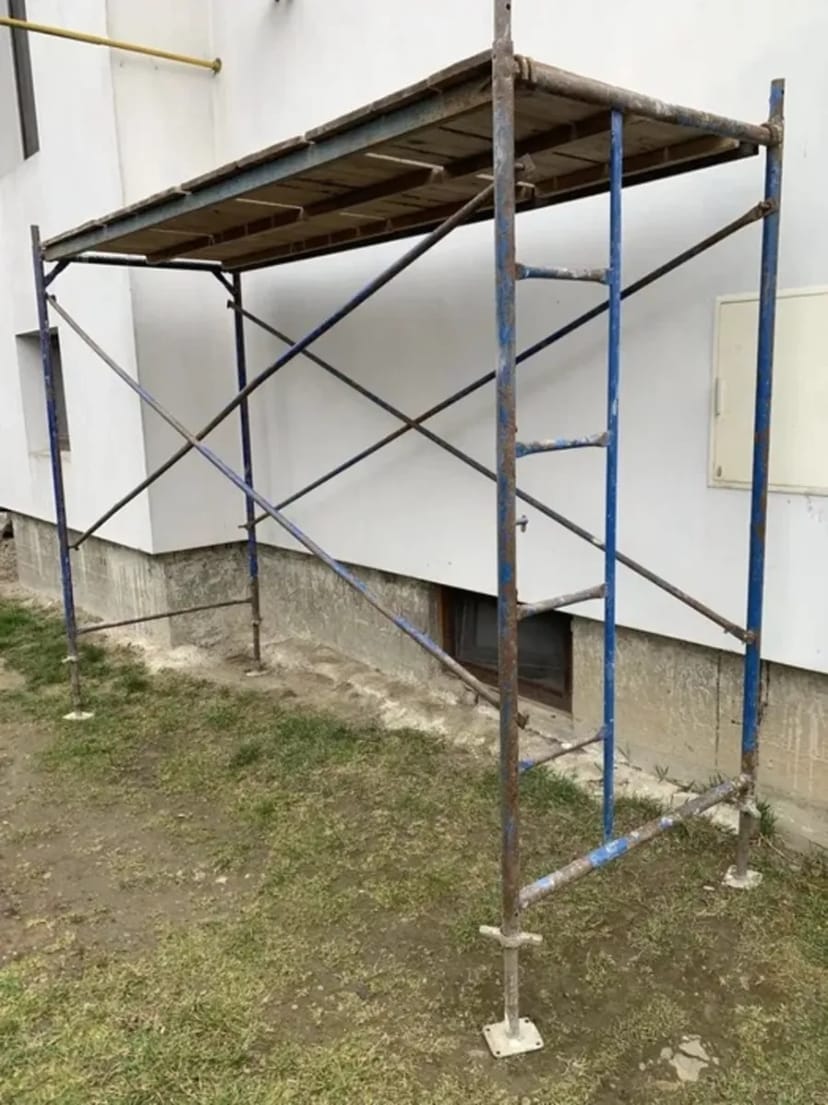 Фасадне риштування (рамного типу).