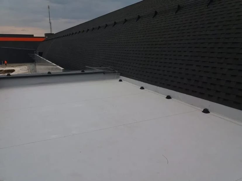 ПВХ мембрана та її влаштування на покрівлі, ремонт плоских дахів