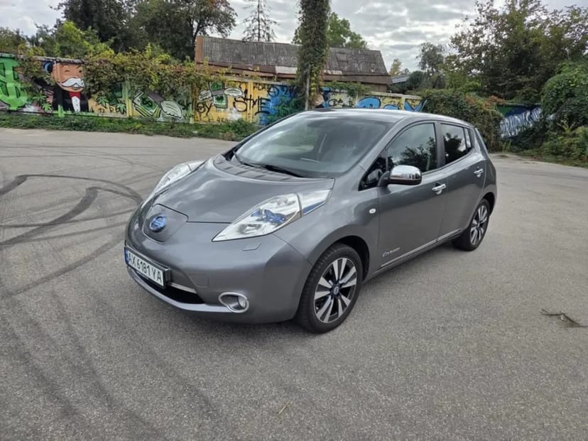 Електроавтомобіль Nissan Leaf.