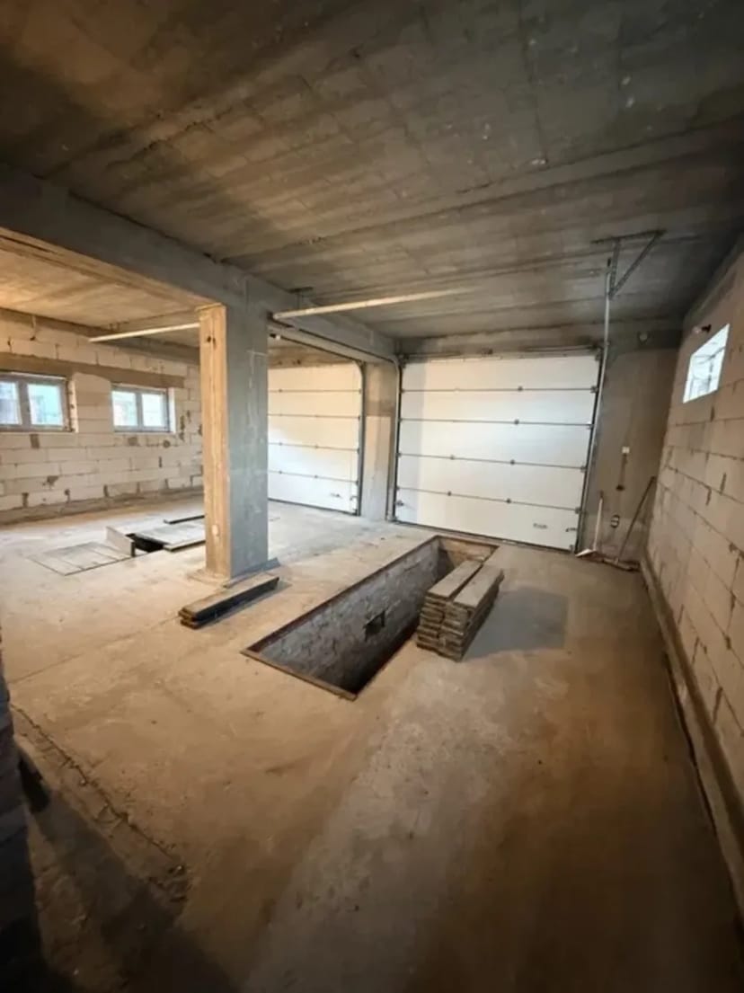 Просторий гараж (1-й поверх двоповерхового будинку)