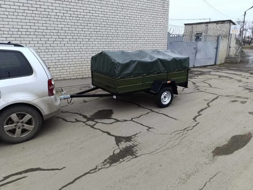 Автомобільний одновісний причіп з тентом, для перевезення вантажів.