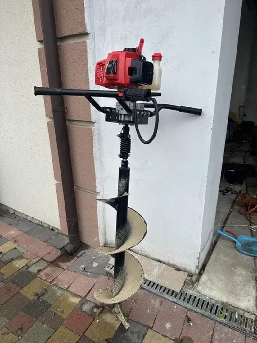 Мотобур для буріння отворів у ґрунті