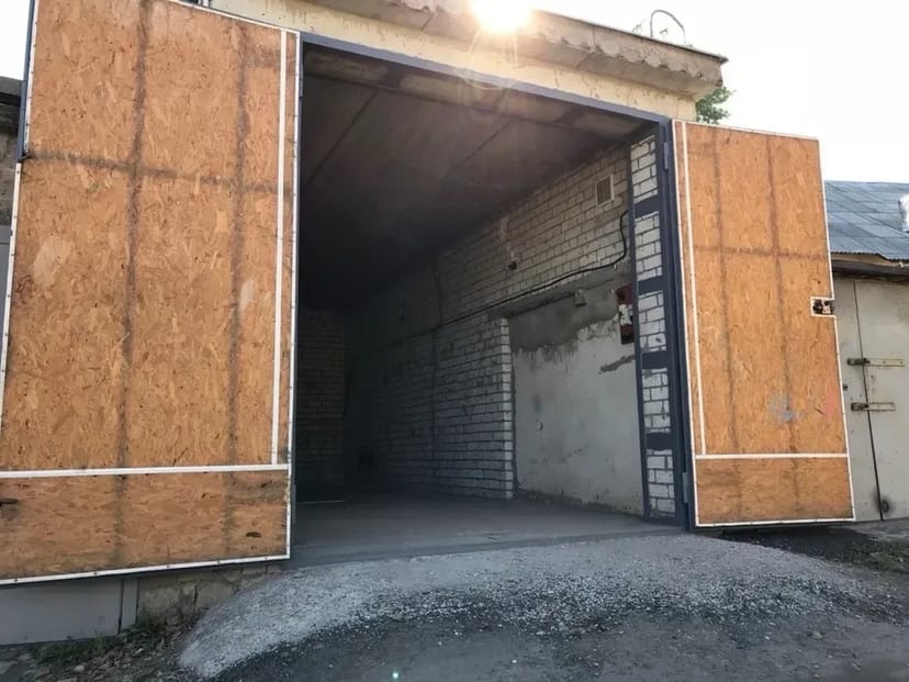 Просторий цегляний гараж з ямою та електрикою