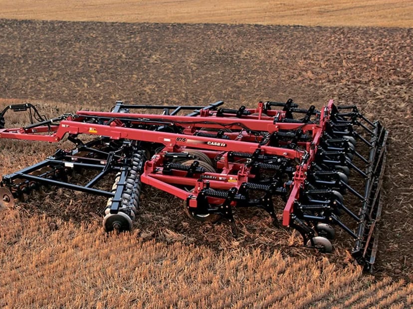 Глибокорозпушувач Case ІН Ecolo Tiger разом із ТРАКТОРОМ колісним John Deere 8370R