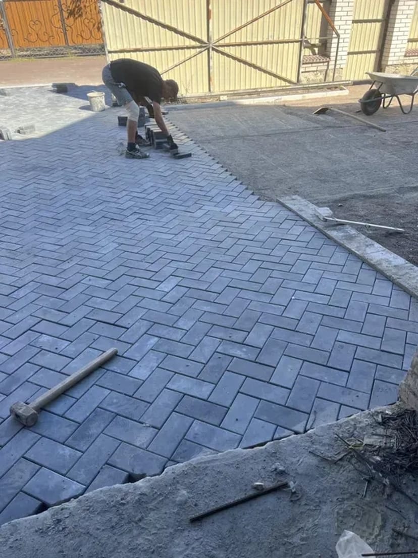 Укладання тротуарної плитки, борту, укладка бруківки.