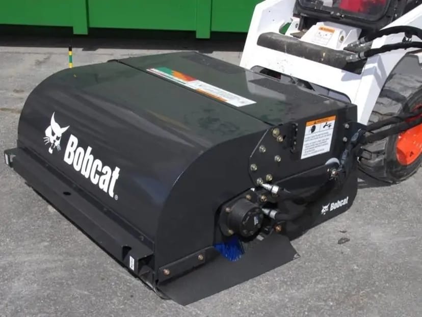 Щітка з бункером для міні-навантажувача