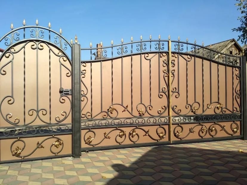 Ексклюзивні металеві ковані ворота, виготовлені на замовлення за індивідуальним дизайном та високою якістю виконання