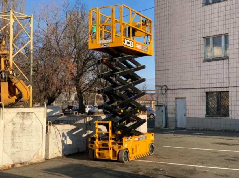 Ножничний електричний підйомник JCB S4046E