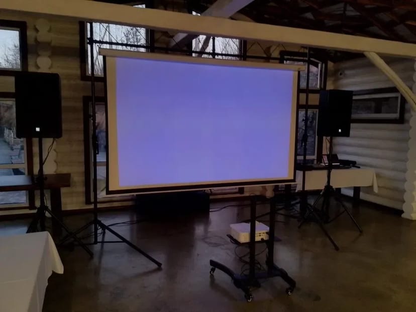 Екран проектор мікрофони звук та інше для конференцій презента