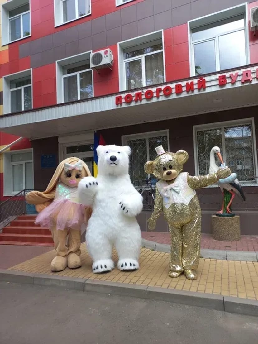 Виписка з пологового будинку, зустріч, білий ведмедик.