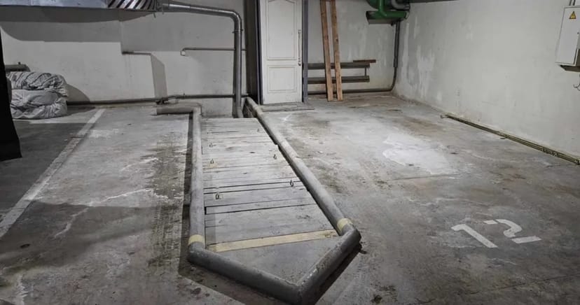 Паркомісце з оглядовою ямою в підземному паркінгу