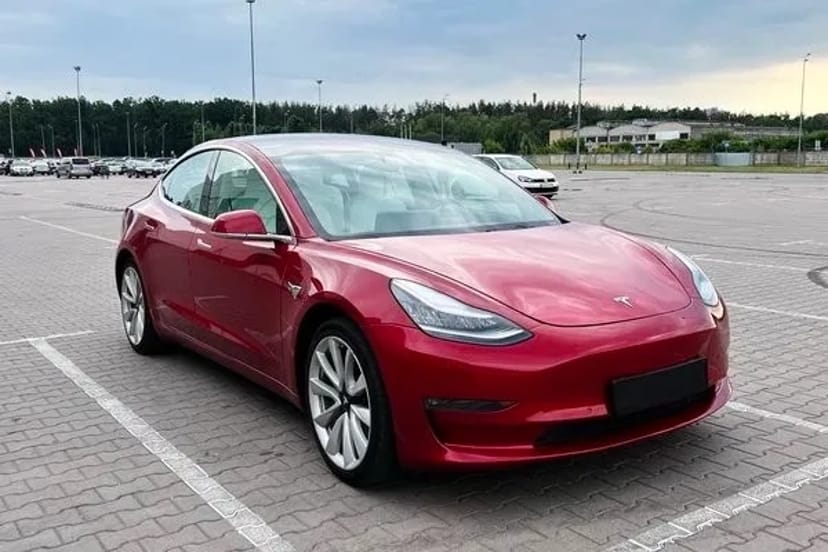 252 Tesla Model 3 75D червона з водієм без водія
