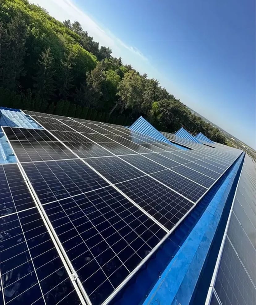 Монтаж сонячних панелей, підключення інвертора, гібридні системи