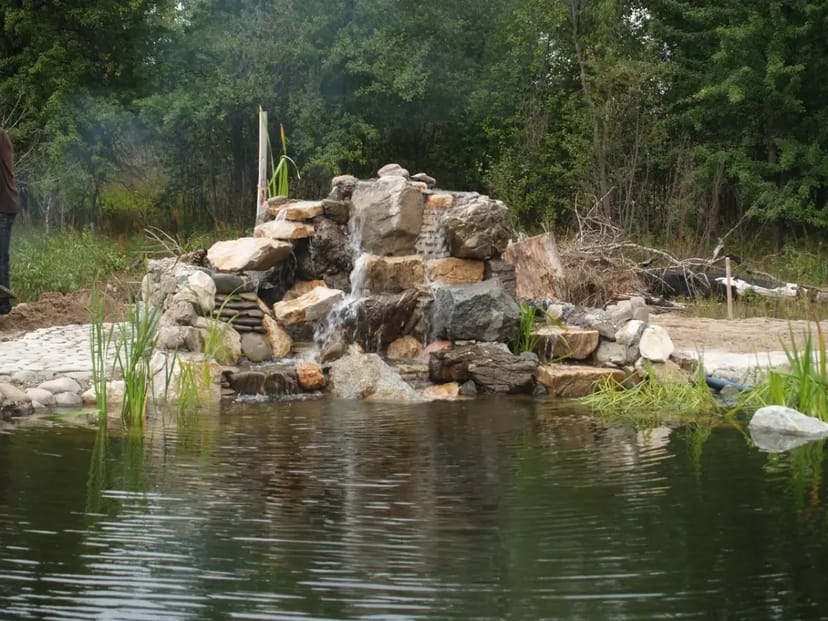 Водоспад заввишки 1,5 метра та завширшки приблизно 2 метри