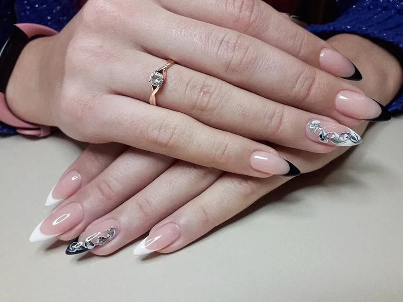 Професійний манікюр, педикюр та надійне нарощування нігтів для вашої бездоганної краси