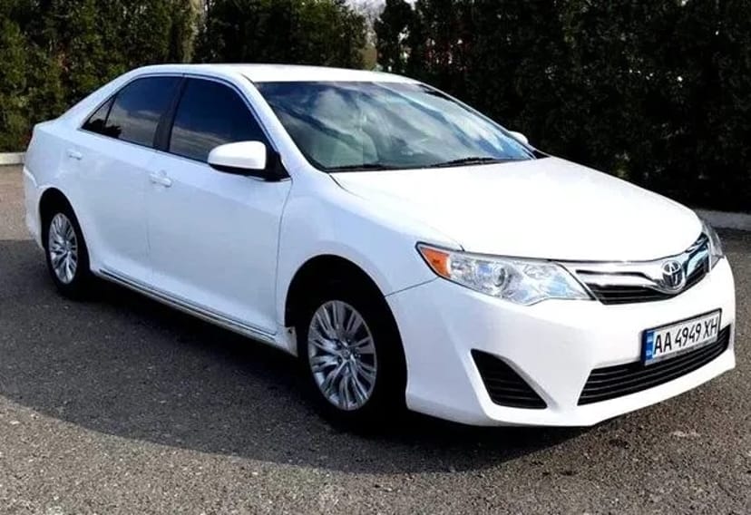 072 Toyota Camry V50 біла авто на весілля