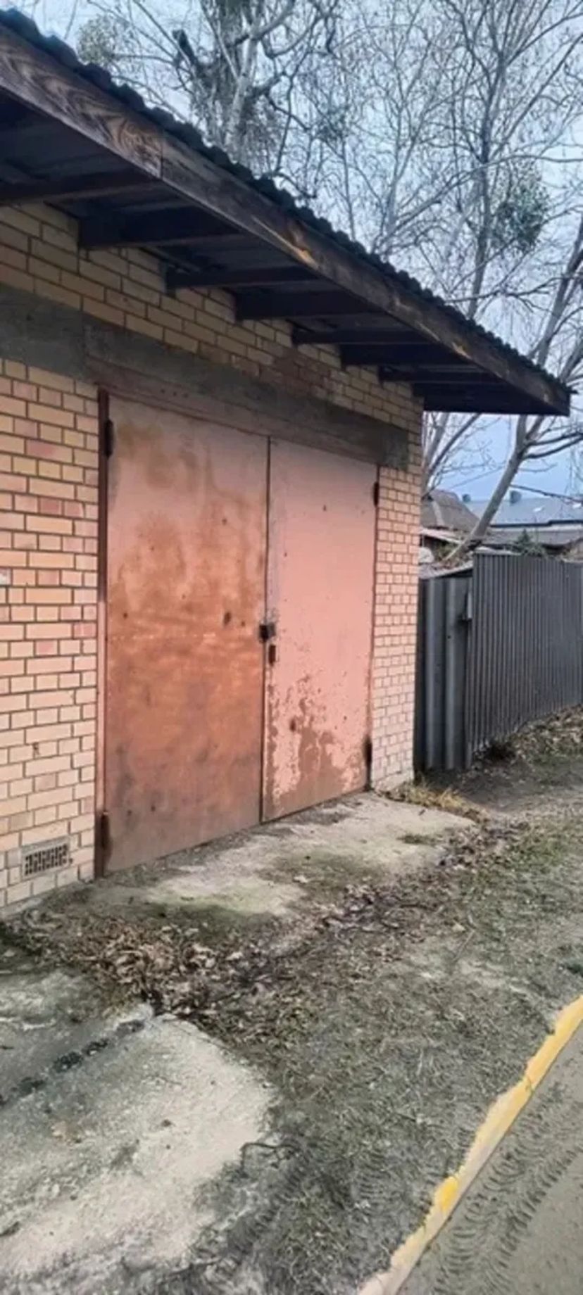 Цегляний гараж, зручний заїзд.