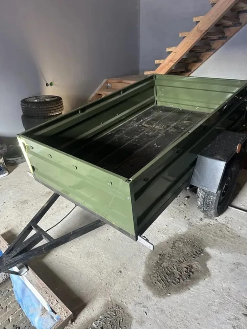 Причіп для перевезення речей, укомплектований