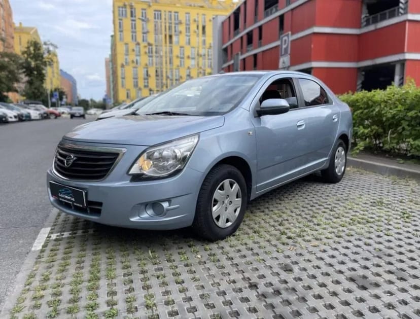 Практичний авто Равон Р4 довгостроково.