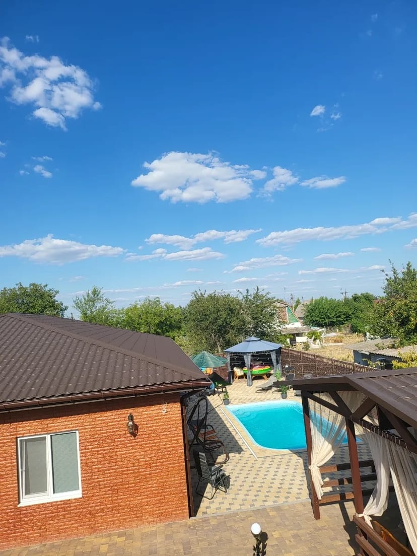 Дом, бассейн, чан,беседка, мангал,сауна