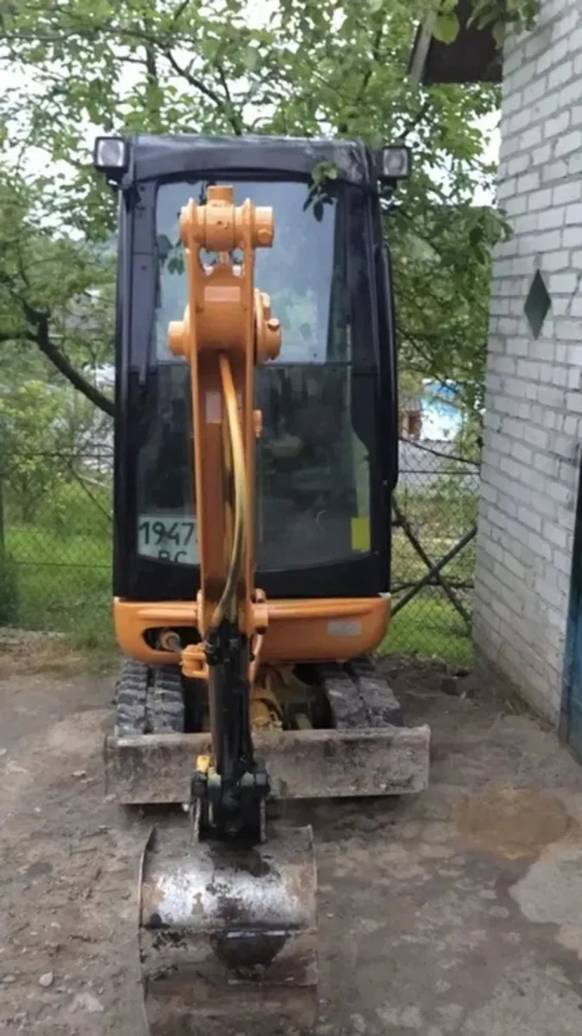 Міні-екскаватор JCB 8014 CTS можливо працювати в обмеженому просторі.