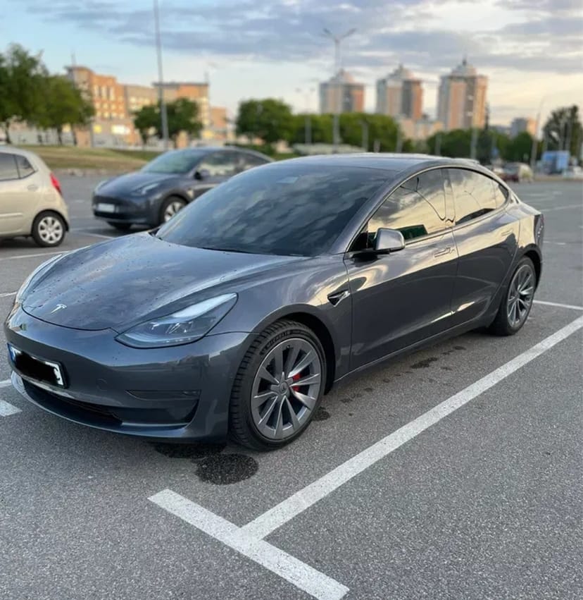 Tesla 3 під таксі , під особисті цілі
