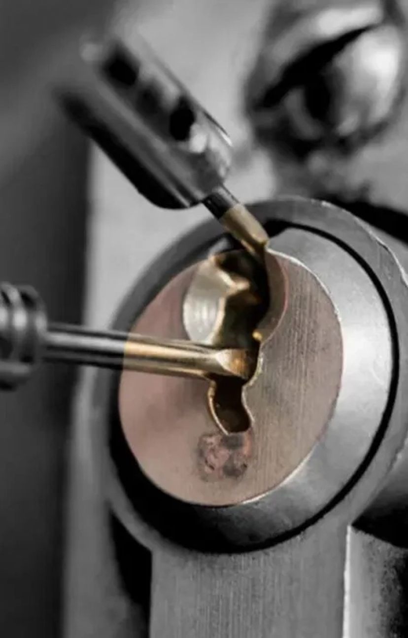 Аварійне відкриття всіх видів замків без пошкодження дверей.