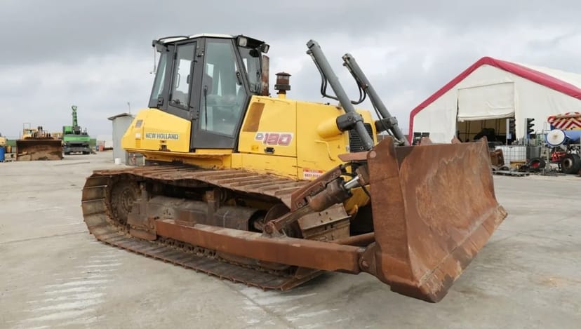 Бульдозер NEW HOLLAND D180 для будівельних робіт