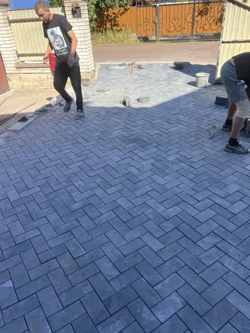 Укладання тротуарної плитки, борту, укладка бруківки.