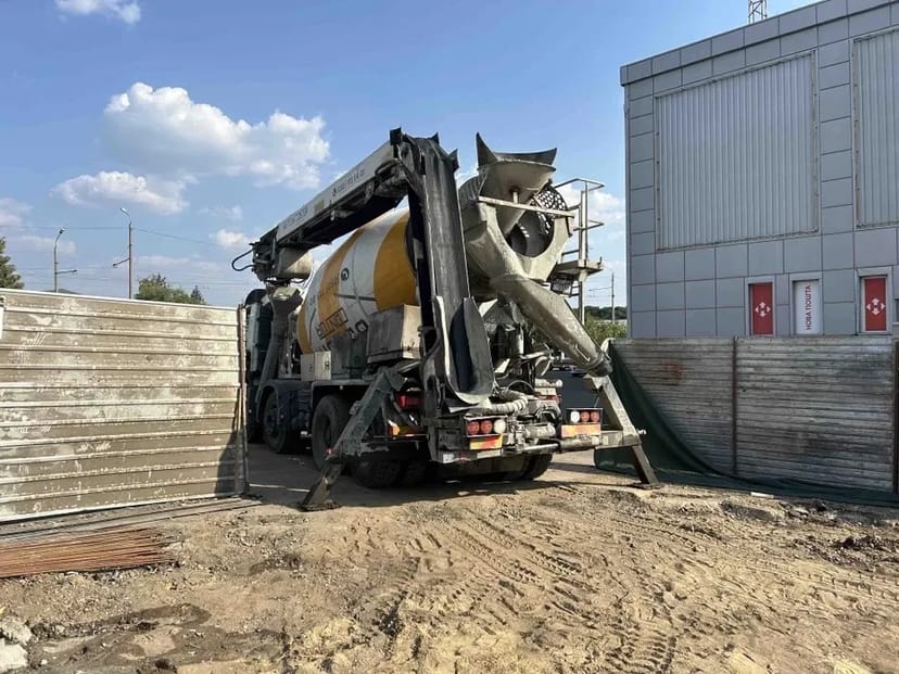 Послуги автобетононасоса (довжина стріли - 37 м) .